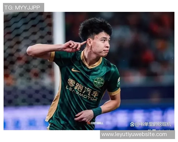 刘浩帆小禁区内解围失误险酿乌龙球队友遭殃令人捏把汗